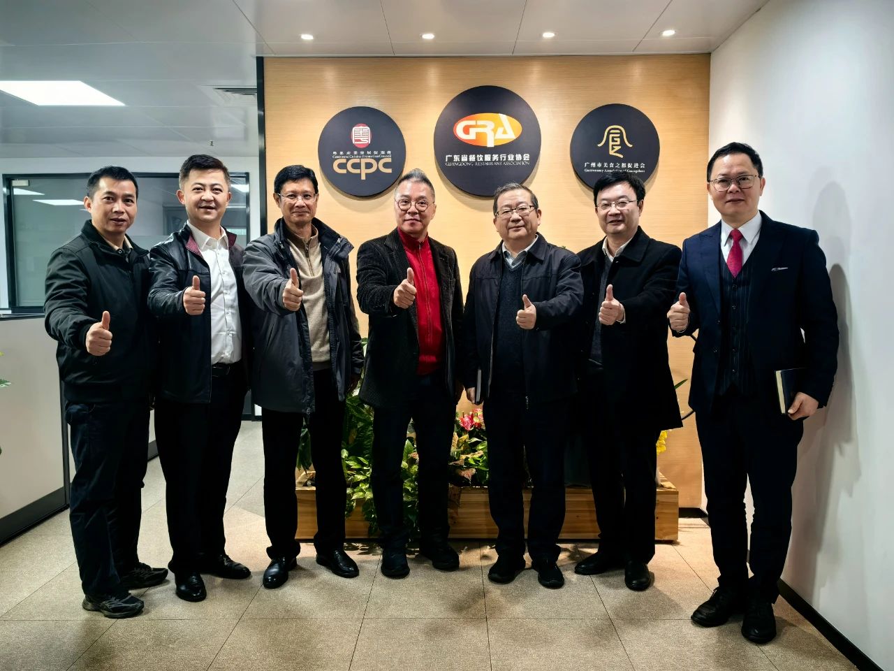 广州市市场局一级调研员李红兵、花都区市场局党委书记黄智慧一行莅临广东省餐饮服务行业协会考察交流